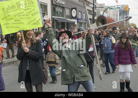 Diverse centinaia di rumorosi e pittoreschi "Occupare Vancouver' contestatori marzo a sostegno della "Robin Hood Tax" attraverso il centro cittadino di Vancouver, Columbia Britannica il 29 ottobre 2011, due giorni prima di Halloween. La tassa sul prelievo di un per cento della tassa sui profitti delle banche e cambio valuta straniera. UPI/Heinz Ruckemann Foto Stock