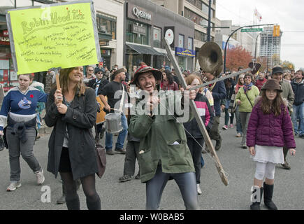 Diverse centinaia di rumorosi e pittoreschi "Occupare Vancouver' contestatori marzo a sostegno della "Robin Hood Tax" attraverso il centro cittadino di Vancouver, Columbia Britannica il 29 ottobre 2011, due giorni prima di Halloween. La tassa sul prelievo di un per cento della tassa sui profitti delle banche e cambio valuta straniera. UPI/Heinz Ruckemann Foto Stock