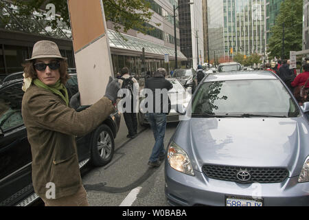 Diverse centinaia di rumorosi e pittoreschi "Occupare Vancouver' contestatori disturbare il traffico come essi marzo a sostegno della "Robin Hood Tax" attraverso il centro cittadino di Vancouver, Columbia Britannica il 29 ottobre 2011, due giorni prima di Halloween. La tassa sul prelievo di un per cento della tassa sui profitti delle banche e cambio valuta straniera. UPI/Heinz Ruckemann Foto Stock