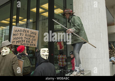 Diverse centinaia di rumorosi e pittoreschi "Occupare Vancouver' contestatori arrivano presso le entrate del Canada agli uffici delle imposte durante il mese di marzo a sostegno della "Robin Hood Tax" attraverso il centro cittadino di Vancouver, Columbia Britannica il 29 ottobre 2011, due giorni prima di Halloween. La tassa sul prelievo di un per cento della tassa sui profitti delle banche e cambio valuta straniera. UPI/Heinz Ruckemann Foto Stock