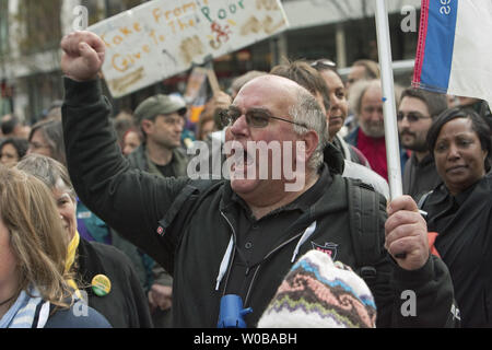 Diverse centinaia di rumorosi e pittoreschi "Occupare Vancouver' contestatori marzo a sostegno della "Robin Hood Tax" attraverso il centro cittadino di Vancouver, Columbia Britannica il 29 ottobre 2011, due giorni prima di Halloween. La tassa sul prelievo di un per cento della tassa sui profitti delle banche e cambio valuta straniera. UPI/Heinz Ruckemann Foto Stock