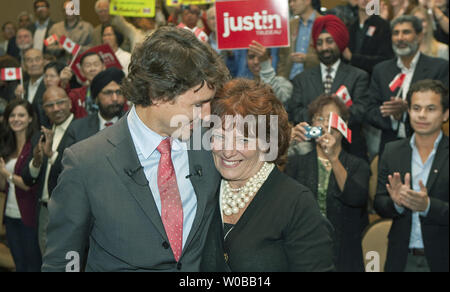 Margaret Trudeau (R) è accolto da suo figlio parlamentare liberale Justin Trudeau dopo lui arriva sulla sua seconda campagna stop per la leadership del suo partito in Richmond vicino a Vancouver, Columbia britannica il 3 ottobre 2012. Justin Trudeau ha annunciato che è stato in esecuzione per la leadership della Federal Partito liberale di ieri. UPI Foto /Heinz Ruckemann Foto Stock