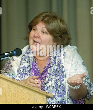 Dott.ssa Aleida Guevara, pediatra, autore e la figlia maggiore di Ernesto Che Guevara e della sua seconda moglie Aleida marzo risolve il pubblico frequentando un seminario sulle dinamiche del settore sanitario, dell'istruzione e cultura a Cuba la nuova economia al quinto annuale internazionale che Guevera conferenza presso la sala russo in Downtown Eastside di Vancouver, British Columbia (BC), 3 novembre 2012. La conferenza continua a Vancouver domani e termina il lunedì in Kamloops, BC. UPI/Heinz Ruckemann Foto Stock