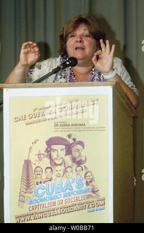 Dott.ssa Aleida Guevara, pediatra, autore e la figlia maggiore di Ernesto Che Guevara e della sua seconda moglie Aleida marzo risolve il pubblico frequentando un seminario sulle dinamiche del settore sanitario, dell'istruzione e cultura a Cuba la nuova economia al quinto annuale internazionale che Guevera conferenza presso la sala russo in Downtown Eastside di Vancouver, British Columbia (BC), 3 novembre 2012. La conferenza continua a Vancouver domani e termina il lunedì in Kamloops, BC. UPI/Heinz Ruckemann Foto Stock