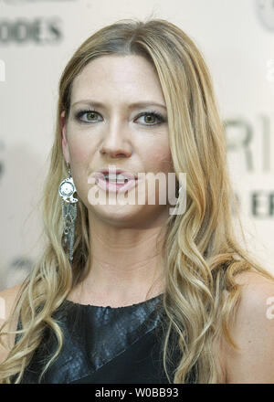 Attrice Anna Torv (come Olivia Dunham) arriva sul tappeto rosso per il 100th episodio celebrazione della frangia di serie televisive presso il Fairmont Pacific Rim hotel in Vancouver, British Columbia, 1 dicembre 2012. UPI Foto /Heinz Ruckemann Foto Stock