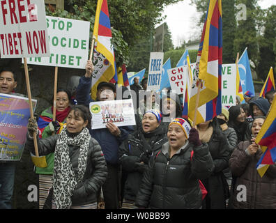 In coincidenza con il rispetto internazionale della Giornata dei Diritti Umani, del Tibetano in Vancouver si raccolgono al di fuori della Repubblica popolare cinese consolato a Vancouver, BC, Dicembre 10, 2012 per dimostrare contro l'occupazione cinese del Tibet e a sostegno di oltre novanta compagni di tibetani che hanno auto-immolato come una disperata ultima misura di protesta. UPI/Heinz Ruckemann Foto Stock