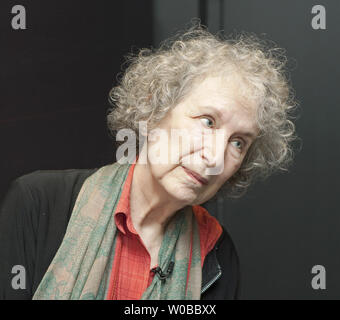 Autore Margaret Atwood parla ai giornalisti dopo una sessione di domande e risposte alla York Theatre introducendo il Maggio 23, 2014 Premiere mondiale della City Opera di Vancouver "Pauline' in Vancouver, British Columbia, 22 maggio 2014. Acceso fino alla fine di maggio, la camera opera "Pauline' è stata scritta da Atwood e si basa sulla vita e le giornate conclusive della Canadian scrittore, poeta e attrice Pauline Johnson la figlia di un capo Mohawk e un Quaker Englishwoman. UPI/Heinz Ruckemann Foto Stock