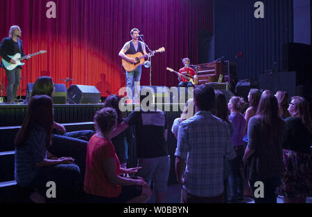 Il cantante australiano Pete Murray esegue per un intimo ma la folla entusiasta compresi molti Australian expats presso il Teatro di Rio in Vancouver, British Columbia, Giugno 29, 2014 come egli prende il via una croce in Canada tour per sostenere la sua Novembre 2013 auto-ha intitolato comunicato stampa del Parlamento europeo che era in esclusiva per il Canada e include molti dei suoi più ben note canzoni. Murray che ha diversi album che hanno raggiunto il numero uno sulla musica australiana grafici saranno la riproduzione selezionare date al fianco di rinomati artisti canadesi inclusi JUNO i vincitori del Premio Matteo Buon, Chantal Kreviazuk e Serena Ryder. UPI/Heinz Ruckemann Foto Stock