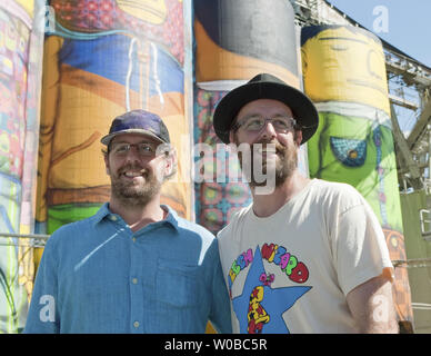 Sponsorizzato da Vancouver Biennale, artisti brasiliani Gustavo e Otavio Pandolfo noti come OSGEMEOS (Portoghese per "i gemelli') invitano il pubblico alla presentazione ufficiale di "giganti" la loro più grande murale pubblica mai, a 360 gradi, 23 metro alto progetto di arte pubblica che copre sei concerti oceano silos su Granville Island in Vancouver, British Columbia, 7 settembre 2014. UPI/Heinz Ruckemann Foto Stock