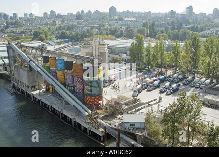 Sponsorizzato da Vancouver Biennale, artisti brasiliani Gustavo e Otavio Pandolfo noti come OSGEMEOS (Portoghese per "i gemelli') invitano il pubblico alla presentazione ufficiale di "giganti" la loro più grande murale pubblica mai, a 360 gradi, 23 metro alto progetto di arte pubblica che copre sei concerti oceano silos su Granville Island in Vancouver, British Columbia, 7 settembre 2014. UPI/Heinz Ruckemann Foto Stock