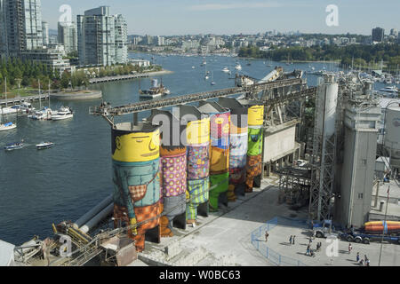 Sponsorizzato da Vancouver Biennale, artisti brasiliani Gustavo e Otavio Pandolfo noti come OSGEMEOS (Portoghese per "i gemelli') invitano il pubblico alla presentazione ufficiale di "giganti" la loro più grande murale pubblica mai, a 360 gradi, 23 metro alto progetto di arte pubblica che copre sei concerti oceano silos su Granville Island in Vancouver, British Columbia, 7 settembre 2014. UPI/Heinz Ruckemann Foto Stock