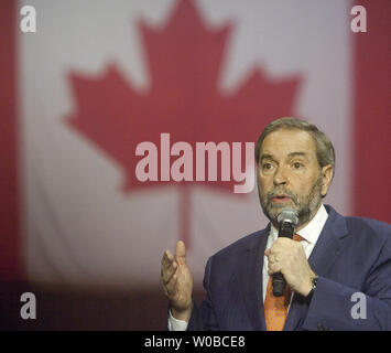 NDP Responsabile Thomas la Mulcair parla di diverse migliaia di sostenitori durante un rally in tarda estate/autunno federale di campagna elettorale in Vancouver, British Columbia, 17 ottobre 2015. Gli elettori si recheranno alle urne il 19 ottobre 2015. UPI/Heinz Ruckemann Foto Stock