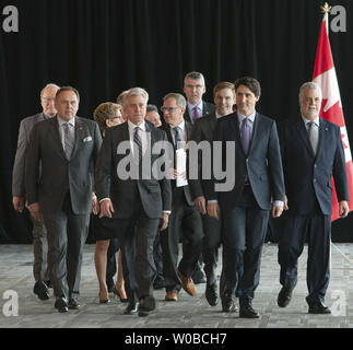 Il primo ministro canadese Justin Trudeau porta del Canada Premiers alla conferenza stampa dopo il loro primo incontro dei Ministri in Vancouver, BC, 3 marzo 2016. UPI/Heinz Ruckemann Foto Stock