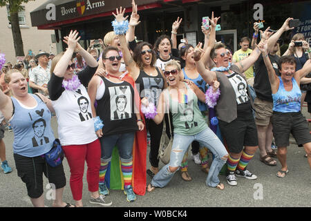 Spettatori allietare il primo ministro canadese Justin Trudeau, sua moglie Sophie Gregoire e i loro figli Ella Grazia, Xavier e Hadrien come essi marzo passato nel 38th annuale di Gay Pride Parade di Vancouver, British Columbia, 31 luglio 2016. Trudeau è la prima seduta il primo ministro canadese a marzo in questa parata davanti a 500.000 spettatori. Foto di Heinz Ruckemann/UPI Foto Stock