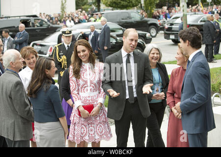 Il principe William e sua moglie Kate, il Duca e la Duchessa di Cambridge sono accolti dal Canada il Primo Ministro Justin Trudeau e sua moglie Sophie Gregoire come essi arrivano a visitare i servizi di immigrazione società (ISS) Nuovo centro di accoglienza durante il loro 2016 Royal tour della British Columbia e dello Yukon, Vancouver, British Columbia, 25 settembre 2016. UPI/Heinz Ruckemann Foto Stock