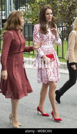 Il principe William la moglie Kate, la Duchessa di Cambridge parla di Sophie Gregoire la moglie del Canada è il primo ministro Justin Trudeau come essi visitano il Kitsilano Stazione della Guardia Costiera durante il 2016 Royal tour della British Columbia e dello Yukon, Vancouver, British Columbia, 25 settembre 2016. UPI/Heinz Ruckemann Foto Stock