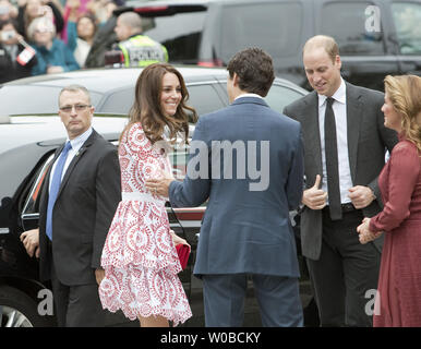 Il principe William e sua moglie Kate, il Duca e la Duchessa di Cambridge sono accolti dal Canada il Primo Ministro Justin Trudeau e sua moglie Sophie Gregoire come essi arrivano a visitare i servizi di immigrazione società (ISS) Nuovo centro di accoglienza durante il loro 2016 Royal tour della British Columbia e dello Yukon, Vancouver, British Columbia, 25 settembre 2016. UPI/Heinz Ruckemann Foto Stock