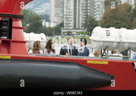 Il principe William e sua moglie Kate, il Duca e la Duchessa di Cambridge sono uniti dal Canada il Primo Ministro Justin Trudeau e sua moglie Sophie Gregoire come bordo di una guardia costiera Hovercraft di discostarsi il Kitsilano Stazione della Guardia Costiera durante il 2016 Royal tour della British Columbia e dello Yukon, Vancouver, British Columbia, 25 settembre 2016. UPI/Heinz Ruckemann Foto Stock