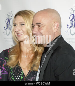 I giocatori di tennis Andre Agassi e moglie Steffi Graf arrivare sul tappeto rosso alla star studded David Foster Foundation trentesimo anniversario miracolo & Gala Concerto di Roger Arena, Vancouver, BC, Ottobre 21, 2017. UPI/Heinz Ruckemann Foto Stock