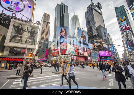 La città di New York, Stati Uniti - 22 Febbraio 2012: scene di strada, con gente occupata a piedi, a volte regione quadrata di Manhattan, ampio angolo mostra Foto Stock