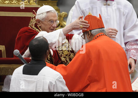 Papa Benedetto XVI installa il nuovo Cardinale indiano George Alencherry durante un Concistoro cerimonia nella Basilica di San Pietro in Vaticano il 18 febbraio 2012. UPI/Stefano Spaziani Foto Stock