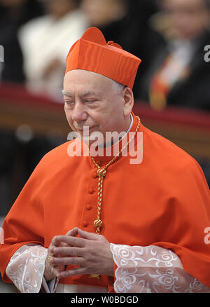 Papa Benedetto XVI installa il nuovo cardinale italiano Francesco Coccopalmerio durante un Concistoro cerimonia nella Basilica di San Pietro in Vaticano il 18 febbraio 2012. UPI/Stefano Spaziani Foto Stock