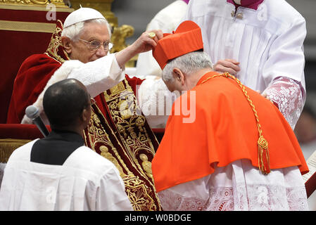 Papa Benedetto XVI installa il nuovo cardinale italiano Giuseppe Versaldi durante un Concistoro cerimonia nella Basilica di San Pietro in Vaticano il 18 febbraio 2012. UPI/Stefano Spaziani Foto Stock