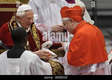 Papa Benedetto XVI installa il nuovo cardinale italiano Giuseppe Bertello durante un Concistoro cerimonia nella Basilica di San Pietro in Vaticano il 18 febbraio 2012. UPI/Stefano Spaziani Foto Stock