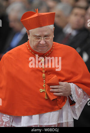 Papa Benedetto XVI installa il nuovo cardinale italiano Giuseppe Bertello durante un Concistoro cerimonia nella Basilica di San Pietro in Vaticano il 18 febbraio 2012. UPI/Stefano Spaziani Foto Stock