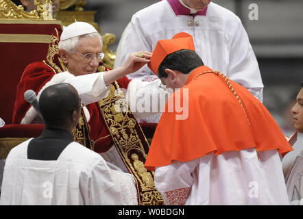 Papa Benedetto XVI installa il nuovo cardinale italiano Giuseppe Betori durante un Concistoro cerimonia nella Basilica di San Pietro in Vaticano il 18 febbraio 2012. UPI/Stefano Spaziani Foto Stock