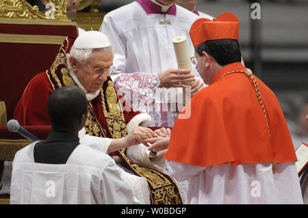 Papa Benedetto XVI installa il nuovo cardinale italiano Giuseppe Betori durante un Concistoro cerimonia nella Basilica di San Pietro in Vaticano il 18 febbraio 2012. UPI/Stefano Spaziani Foto Stock
