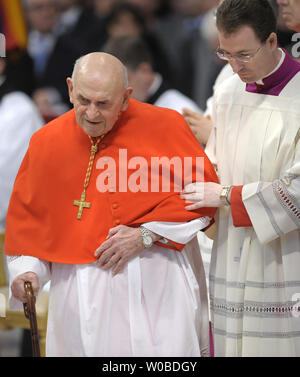 Papa Benedetto XVI installa il nuovo Cardinale Belga Julien Ries durante un Concistoro cerimonia nella Basilica di San Pietro in Vaticano il 18 febbraio 2012. UPI/Stefano Spaziani Foto Stock