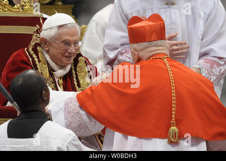 Papa Benedetto XVI installa il nuovo Cardinale Belga Julien Ries durante un Concistoro cerimonia nella Basilica di San Pietro in Vaticano il 18 febbraio 2012. UPI/Stefano Spaziani Foto Stock