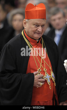 Papa Benedetto XVI installa il nuovo Cardinale rumeno Lucian Muresan durante un Concistoro cerimonia nella Basilica di San Pietro in Vaticano il 18 febbraio 2012. UPI/Stefano Spaziani Foto Stock