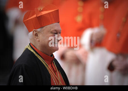 Papa Benedetto XVI installa il nuovo Cardinale rumeno Lucian Muresan durante un Concistoro cerimonia nella Basilica di San Pietro in Vaticano il 18 febbraio 2012. UPI/Stefano Spaziani Foto Stock