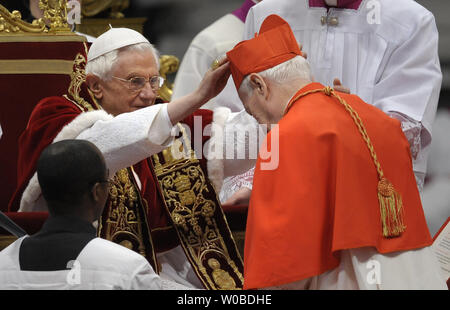 Papa Benedetto XVI installa il nuovo Cardinale tedesco Karl Josef Becker durante un Concistoro cerimonia nella Basilica di San Pietro in Vaticano il 18 febbraio 2012. UPI/Stefano Spaziani Foto Stock