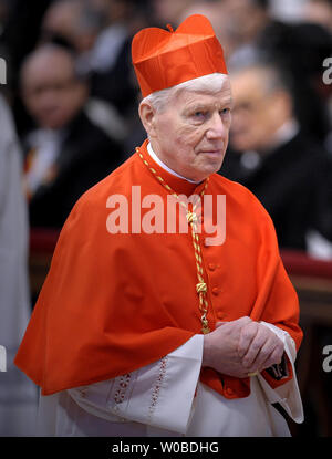 Papa Benedetto XVI installa il nuovo Cardinale tedesco Karl Josef Becker durante un Concistoro cerimonia nella Basilica di San Pietro in Vaticano il 18 febbraio 2012. UPI/Stefano Spaziani Foto Stock