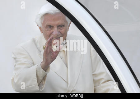 Papa Benedetto XVI onde durante l udienza generale in piazza San Pietro in Vaticano il 7 marzo 2012. UPI/Stefano Spaziani Foto Stock