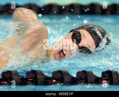 Katie Hoff, USA, vince le donne 400m singoli medley stabilendo un nuovo record di corso presso il 2006 Pan Pacific Championships in Saanich Commonwealth Place, Victoria, British Columbia, 18 agosto 2006. (UPI foto/Heinz Ruckemann) Foto Stock