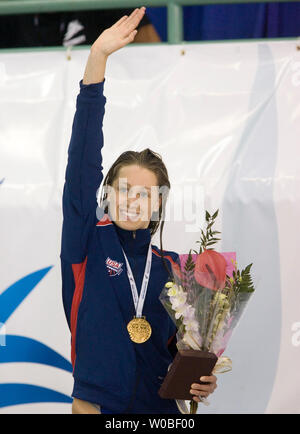 Katie Hoff, USA, festeggia sul podio i vincitori dopo assunzione di oro in donne 400m un medley di brani singoli, stabilendo un nuovo record di corso presso il 2006 Pan Pacific Championships in Saanich Commonwealth Place, Victoria, British Columbia, 18 agosto 2006. (UPI foto/Heinz Ruckemann) Foto Stock