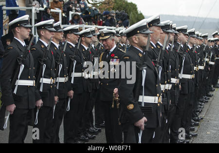 La Gran Bretagna è il principe Carlo indossa per la prima volta un canadese Naval Vice Ammiraglio uniformi della ispeziona il Gaurd di onore a forze canadesi di base (CFB) Esquimalt in Victoria British Columbia, 9 novembre 2009. UPI/Heinz Ruckemann Foto Stock