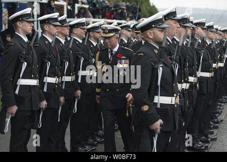 La Gran Bretagna è il principe Carlo indossa per la prima volta un canadese Naval Vice Ammiraglio uniformi della ispeziona il Gaurd di onore a forze canadesi di base (CFB) Esquimalt in Victoria British Columbia, 9 novembre 2009. UPI/Heinz Ruckemann Foto Stock