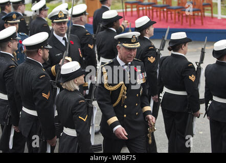 La Gran Bretagna è il principe Carlo indossa per la prima volta un canadese Naval Vice Ammiraglio uniformi della ispeziona il Gaurd di onore a forze canadesi di base (CFB) Esquimalt in Victoria British Columbia, 9 novembre 2009. UPI/Heinz Ruckemann Foto Stock