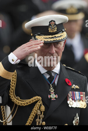 La Gran Bretagna è il principe Carlo indossa per la prima volta un canadese Naval Vice Ammiraglio uniforme mantiene la Royal omaggio per la Canadian National Anthem 'O Canada" a forze canadesi di base (CFB) Esquimalt in Victoria British Columbia, 9 novembre 2009. UPI/Heinz Ruckemann Foto Stock