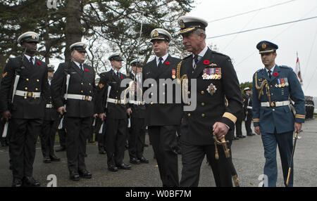 La Gran Bretagna è il principe Carlo (vicino) indossa per la prima volta un canadese Naval Vice Ammiraglio uniforme è accompagnata dal comandante della guardia e il canadese scudiero come egli ispeziona il Gaurd di onore a forze canadesi di base (CFB) Esquimalt in Victoria British Columbia, 9 novembre 2009. UPI/Heinz Ruckemann Foto Stock