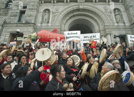 Le Prime Nazioni unisciti a migliaia di cittadini sui prati anteriori della Columbia britannica (BC) legislatura nel centro cittadino di Victoria, BC, Ottobre 22, 2012 per protesta contro la costruzione di Enbridge Gateway settentrionale oleodotto. UPI/Heinz Ruckemann Foto Stock