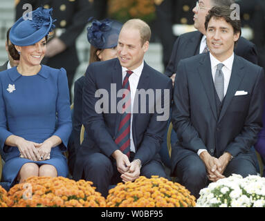 Il principe William e sua moglie Kate, il Duca e la Duchessa di Cambridge sedersi con il Canada il Primo Ministro Justin Trudeau al BC legislatura durante la loro 2016 Royal tour della British Columbia e dello Yukon, in Victoria British Columbia (BC), Settembre 24, 2016. UPI/Heinz Ruckemann Foto Stock