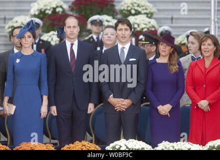 Il principe William e sua moglie Kate, il Duca e la Duchessa di Cambridge stand con il Canada il Primo Ministro Justin Trudeau, sua moglie Sophie Gregoire e il Premier di BC, Christy Clark presso il BC legislatura durante la loro 2016 Royal tour della British Columbia e dello Yukon, in Victoria British Columbia (BC), Settembre 24, 2016. UPI/Heinz Ruckemann Foto Stock