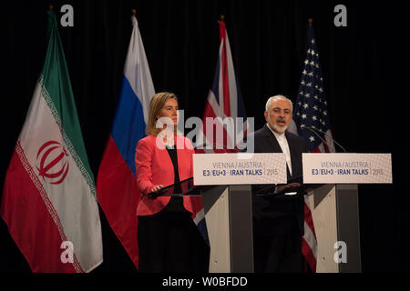 Unione Europea Alto rappresentante per gli Affari Esteri e la politica di sicurezza Federica Mogherini e il ministro degli Esteri iraniano Mohammad Javad Zarif annunciare che sei potenze mondiali e Iran hanno raggiunto un accordo sulla limitazione dell'Iran capacità nucleare in cambio per il sollevamento di international sanzioni finanziarie il 14 luglio 2015. Sei Nazioni di negoziato con l'Iran sono stati i cinque membri del Consiglio di Sicurezza delle Nazioni Unite -- Stati Uniti, Russia, Cina, Regno Unito e Francia -- più la Germania. Foto di Ali Mohammadi/UPI Foto Stock