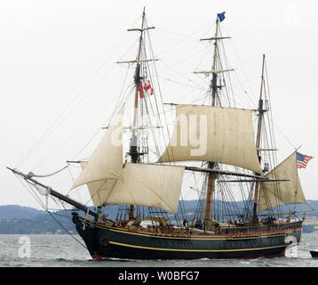 Il180-piede full-truccate la nave Bounty costruito durante il 1960 per MGM's Motion Picture 'Mutiny sul Bounty' e basato su di Greenport, Long Island New York cerchi in attesa è volta a vela nel Porto Victoria durante la parata di Tall Ships segnalazione di inizio del 2008 Tall Ships Festival in Victoria, British Columbia, 26 giugno 2008. (UPI foto / Heinz Ruckemann) Foto Stock